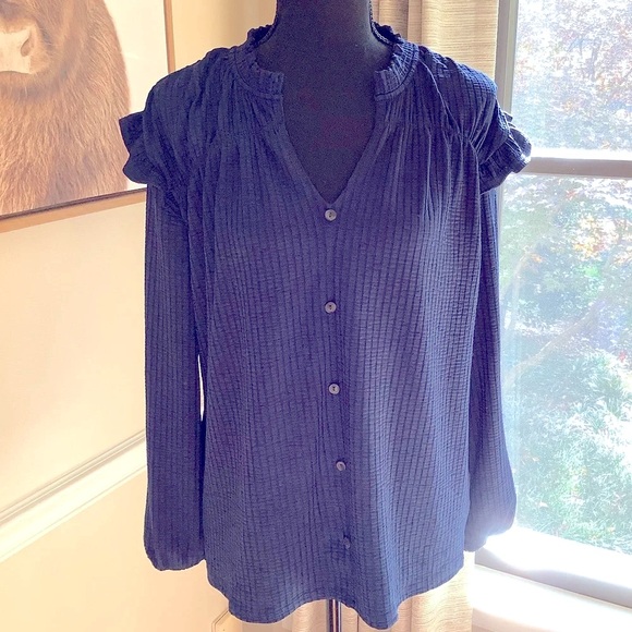 #73 Kaileigh NWOT Navy Textured Ruffle Shoulder Top Size Medium - Picture 1 of 10